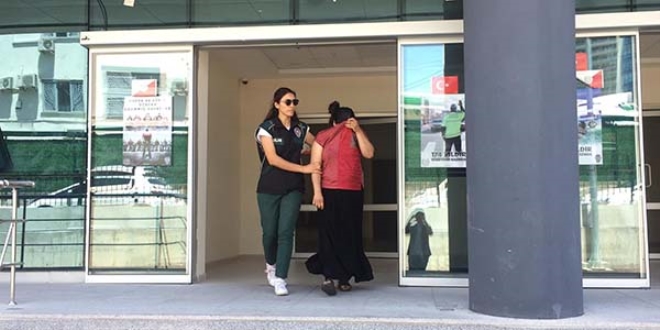 Zehir taciri kadın 2 silahla yakalandı