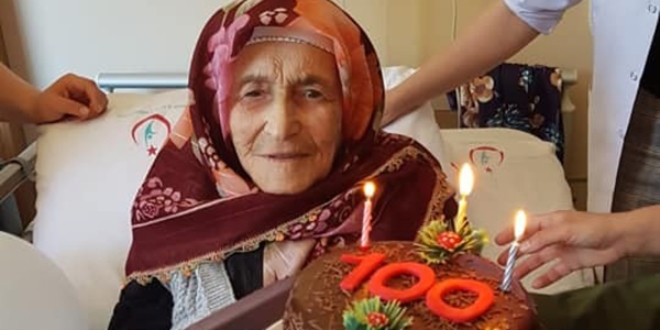 Asırlık nineye doğum günü sürprizi