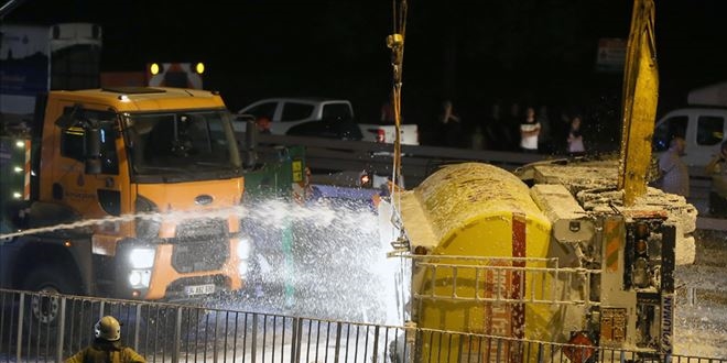 Avcılar'da akaryakıt yüklü tanker devrildi