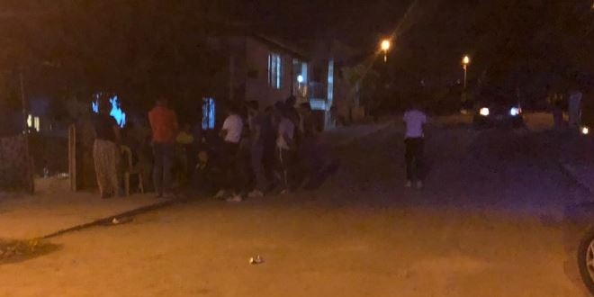 Mahalleli tacizcinin evini basıp eşyalarını sokakta ateşe verdi