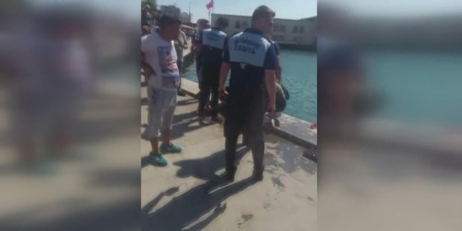 Kadıköy'de denize düşen kadını zabıta kurtardı