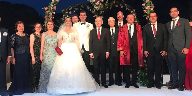 Belediye Başkanı kızının nikahını kıydı