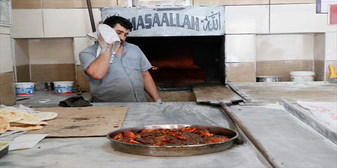 Ekmek mücadelesi için sıcaklara göğüs geriyorlar