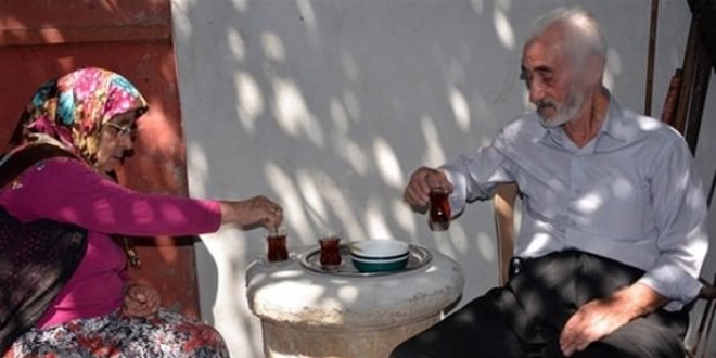 1500 yıllık tarihi sütunu çay masası olarak kullanıyor