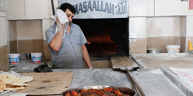 Ekmek mücadelesi için sıcaklara göğüs geriyorlar