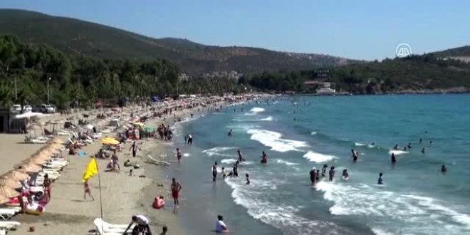 Kuşadası'nda tatilciler plaj ve su parklarına akın etti