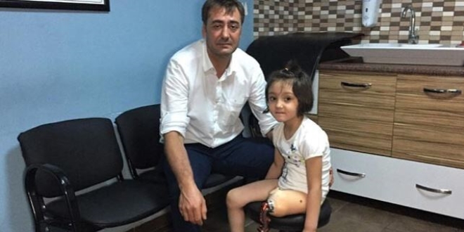 Babasının yaptığı protez bacakla yürümeye çalışan Özge'nin mutlu günü