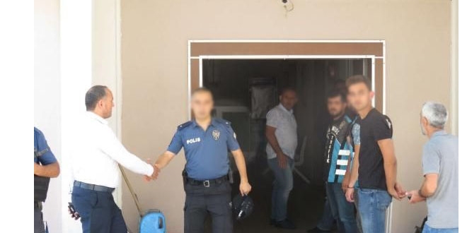 Saldırganın elini sıkan polis amiri görevden alındı