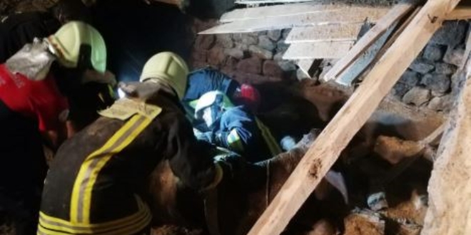 Moloz yığını altında kalan itfaiyeci ağır yaralandı