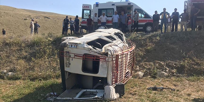 Gümüşhane'de minibüs devrildi: 1 ölü, 18 yaralı