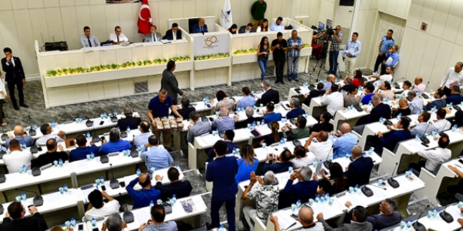 İzmir Büyükşehir'de borçlanma yetkisi tartışması