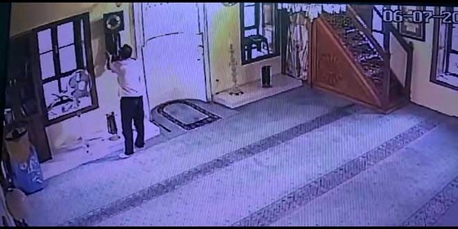 Önce namaz kıldı, sonra camideki tarihi saati çaldı