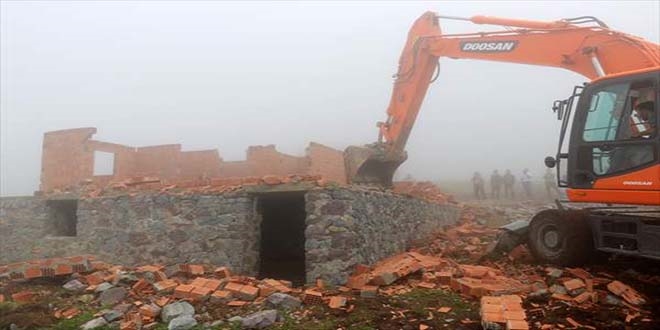 Gmhane yaylalarndaki kaak yaplar yklyor