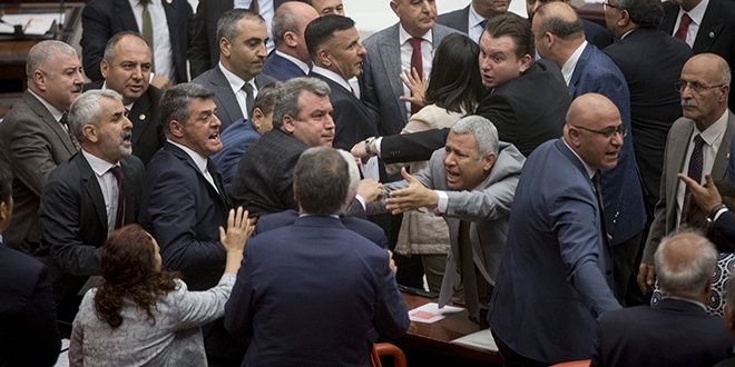 CHP'li Özgür Özel'in sözleri Meclisi karıştırdı