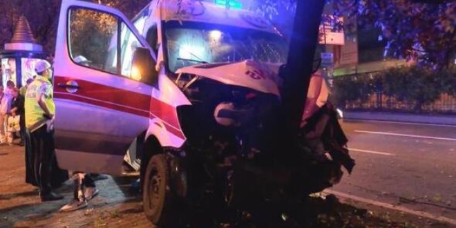 Ordu'da ambulans ağaca çarptı: 4 yaralı