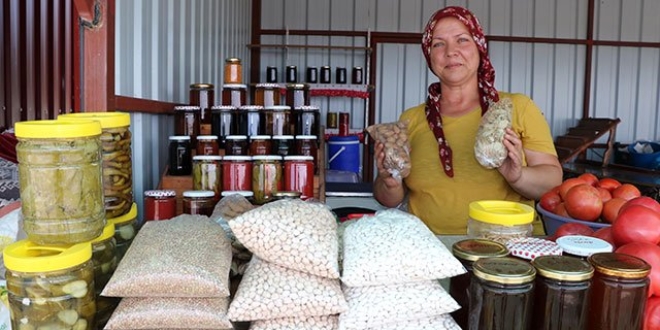 Kadınlar köyde üretip, yol kenarında tatilcilere satıyor
