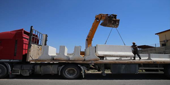 Hatay'da sınırdaki birliklere beton blok sevkiyatı