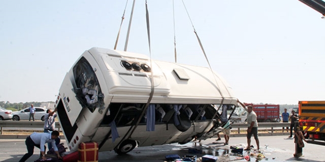 Antalya'da tur midibs devrildi: 16 yaral