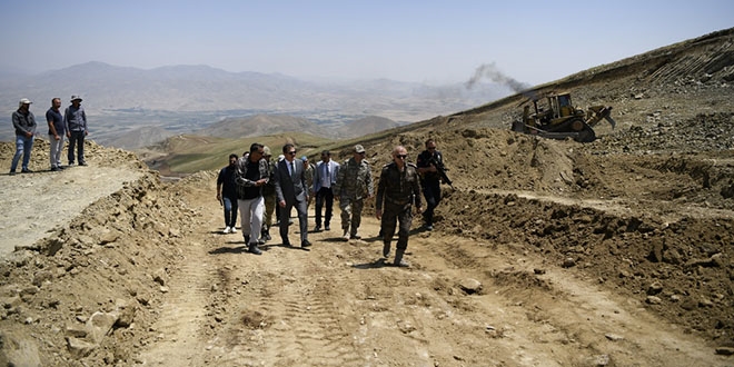 Vali Akbyk snrdaki gvenlik duvarlarn inceledi