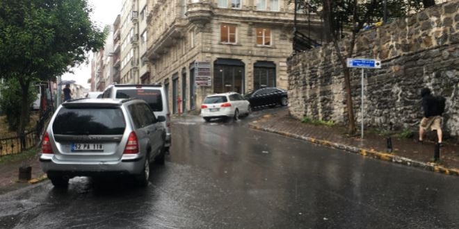 İstediği ücreti alamayan taksici, kadın turisti darp etti