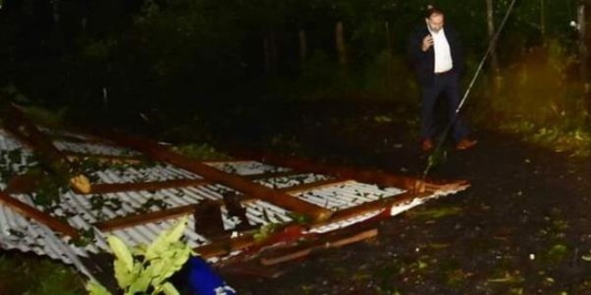 Ordu'da Şiddetli fırtına evlerin çatılarını uçurdu