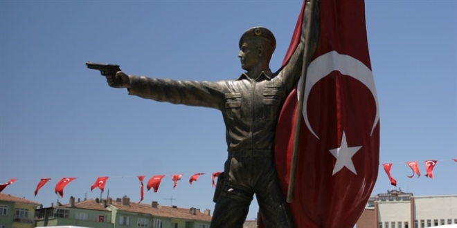 Ömer Halisdemir heykeli onarıldı