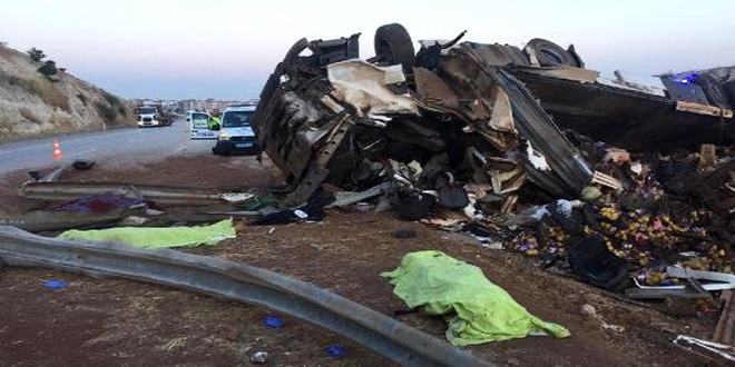 Gaziantep'te limon yüklü TIR devrildi: 3 ölü