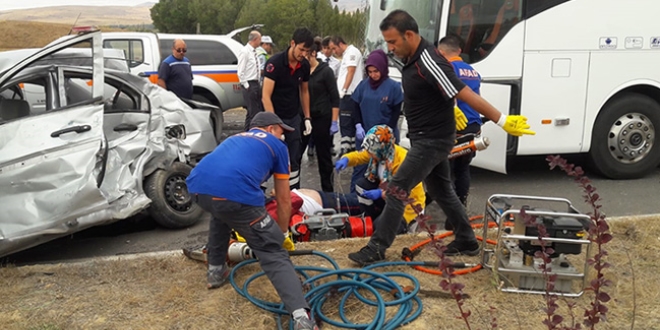 Yolcu otobüsü ile otomobil çarpıştı: 2 ölü, 2 yaralı