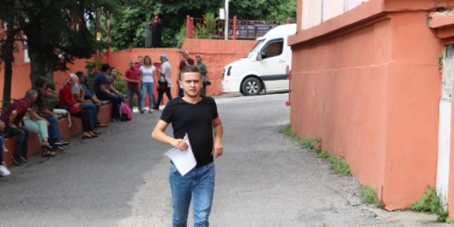 KPSS'ye geç kalan adaylar sınav binasına alınmadı