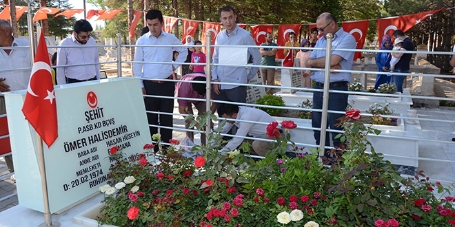Şehit Halisdemir'in kabrinde ziyaretçi yoğunluğu