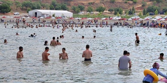 Doğuda tatilcilerin vazgeçilmez adresi: Hazar Gölü