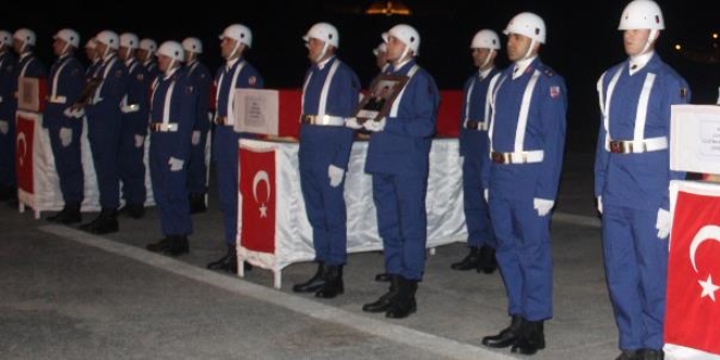 Hakkari'de şehit olan 3 asker için tören düzenlendi