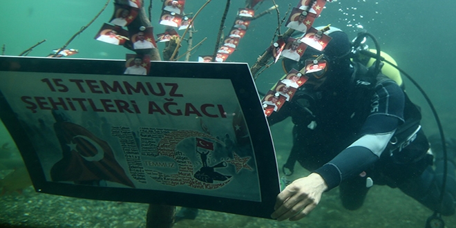 15 Temmuz fotoğrafları su altında sergilendi
