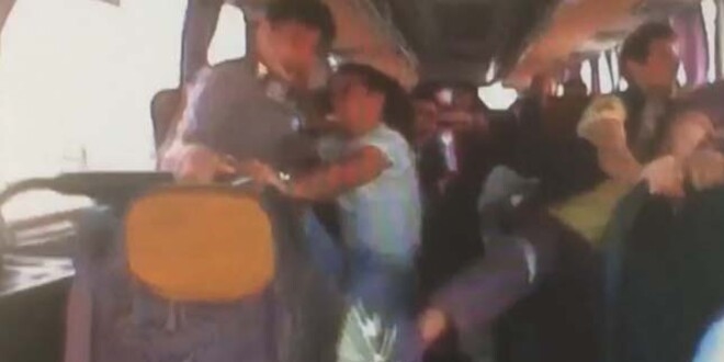 Minibüsün kaza anı araç kameralarına yansıdı