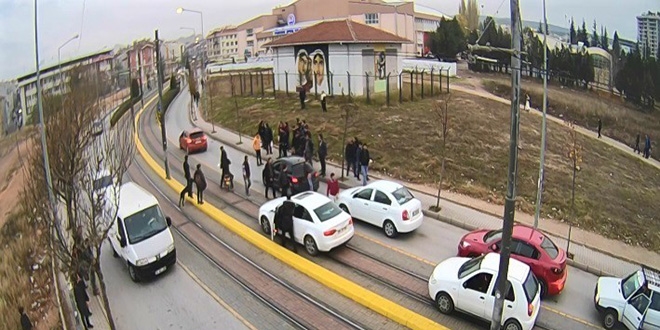Hamile kadın ve eşinin darp edilmesi kameralara yansıdı