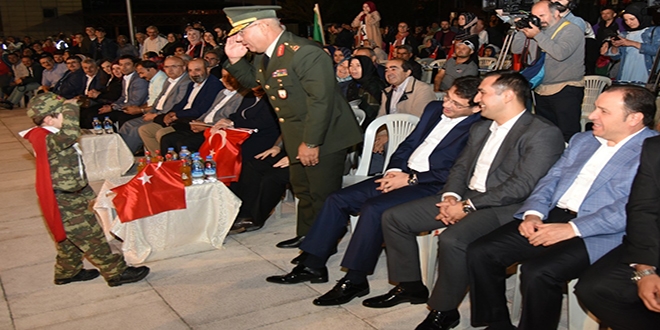 Minik çocuk asker üniformasıyla paşaya selam durdu