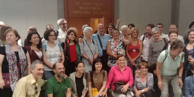 Özgür Gündem davasında dayanışmacı yönetmenlere beraat