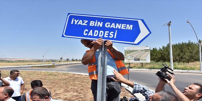 HDP'li belediyenin astığı tabela indirildi