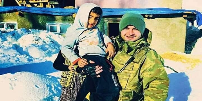 Şehit fotoğrafındaki yürek burkan detay
