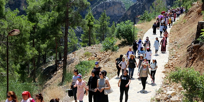 Doğa harikası şelale ziyaretçi akınına uğruyor