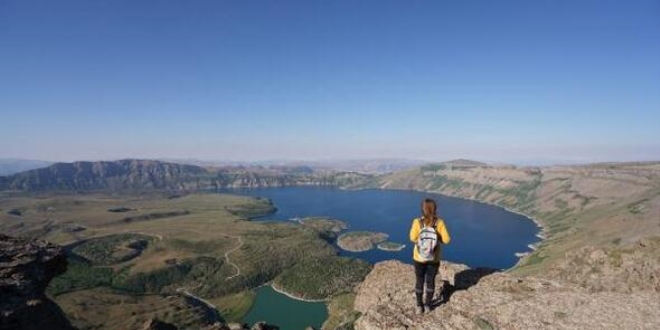 Nemrut Krater Gölü'ne ziyaretçi akını