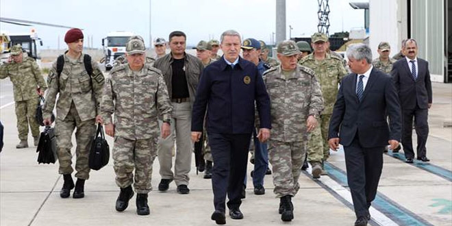 Milli Savunma Bakanı Akar ve komutanlar Suriye sınırında