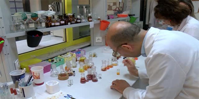 Profesör, hayatını ekran kimyasallarının üretimine adadı