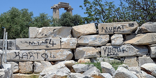Binlerce yıllık tapınağın duvarlarına yazı yazdılar