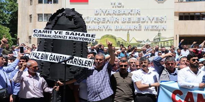 Diyarbakır Büyükşehir Belediyesi'nin kararları protesto edildi