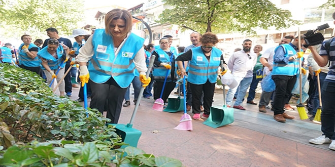 Belediye başkanı elinde süpürge ile kentin sokaklarını süpürdü