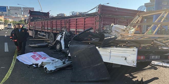Başkent'te kamyonet, önündeki tıra ok gibi saplandı: 1 ölü