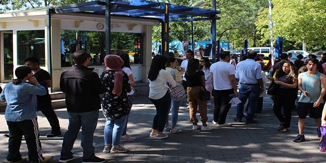 KPSS'ye girecek adayların emanet teslim etme kuyruğu