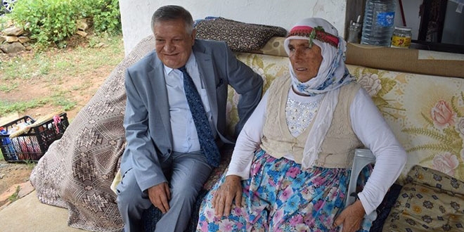 Kaymakam, yaşlı kadına ışık oldu