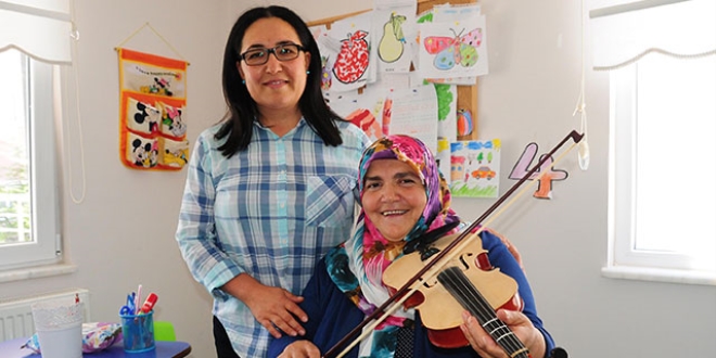 Keman çalma hayalini 58 yaşında gerçekleştirdi